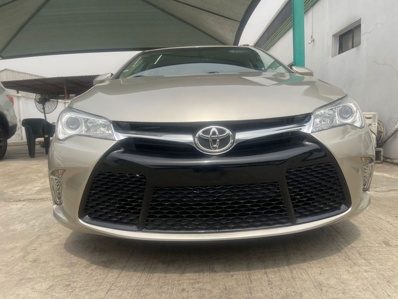 Thumbnail 2 of 2016 Toyota Camry XLE